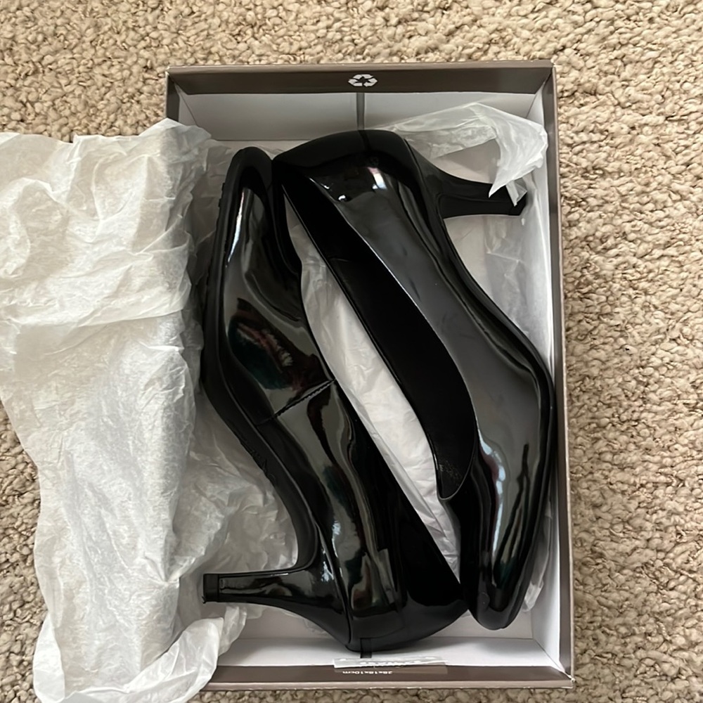 Life Stride Soft Style Patent Leather Pumps